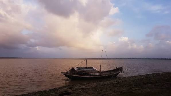 Country boat on the Rupnarayan at dusk
